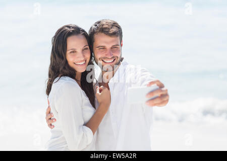 Couple heureux en tenant un selfies Banque D'Images