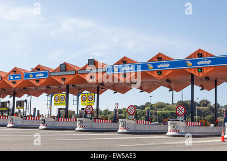 Barrière de péage sur l'autoroute AP-7 de la Méditerranée à Gérone, Catalogne, Espagne Banque D'Images