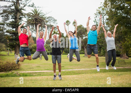 Heureux ensemble saut athlétique Banque D'Images