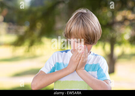 Little Boy blowing son nez Banque D'Images