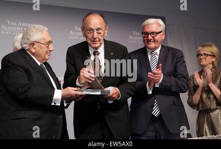 Berlin, Allemagne. 17 Juin, 2015. Henry Kissinger (L) awards l'ancien ministre allemand des affaires étrangères Hans-Dietrich Genscher (C) avec le Henry Kissinger de Berlin, Allemagne, 17 juin 2015. Hodges Ga(h)Burt, Directeur exécutif de l'American Academy (R) et le Germe Banque D'Images