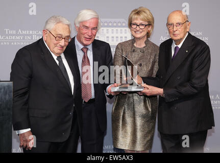 Berlin, Allemagne. 17 Juin, 2015. L'ex-secrétaire d'État Henry Kissinger (L-R), Gerhard Kasper, Président de l'American Academy, Hodges Ga(h)Burt, Directeur exécutif de l'American Academy, et Giorgio Napolitano, ancien président italien sur socle Banque D'Images