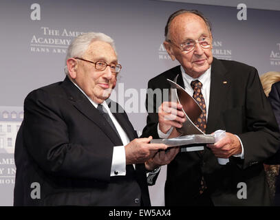 Berlin, Allemagne. 17 Juin, 2015. Henry Kissinger (L) awards l'ancien ministre allemand des affaires étrangères Hans-Dietrich Genscher (C) avec le Henry Kissinger de Berlin, Allemagne, 17 juin 2015. Photo : Joerg Carstensen/dpa/Alamy Live News Banque D'Images