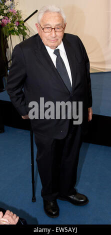 Berlin, Allemagne. 17 Juin, 2015. L'ex-secrétaire d'État Henry Kissinger Henry Kissinger arrive la cérémonie de remise des prix à Berlin, Allemagne, 17 juin 2015. Photo : Joerg Carstensen/dpa/Alamy Live News Banque D'Images