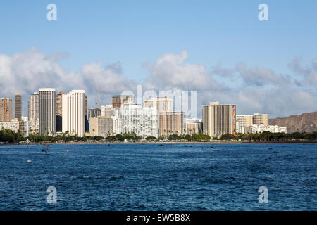 Honolulu, Hawaii. 14 Jun, 2015. Grand angle de vue de Waikiki immeubles de grande hauteur sur Oahu, Hawaii. Banque D'Images