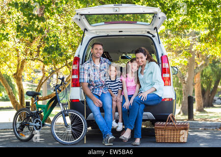 Famille heureuse de se préparer pour road trip Banque D'Images