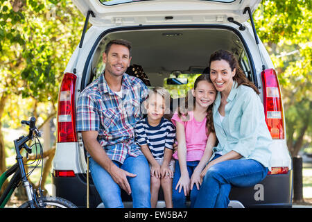 Famille heureuse de se préparer pour road trip Banque D'Images