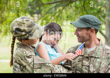 Les parents de l'armée réunis avec leur fille Banque D'Images