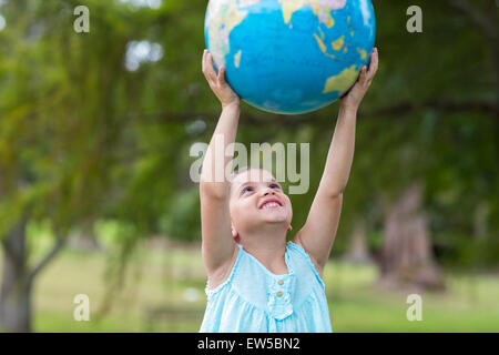 Little girl holding a globe Banque D'Images