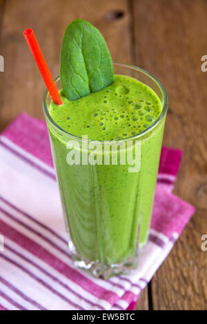 Green smoothie épinards dans du verre Banque D'Images