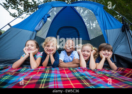 Heureux frères et sœurs sur un voyage de camping Banque D'Images