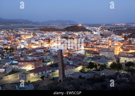 Mazarron ville illuminée au crépuscule. Province de Murcie, Espagne Banque D'Images