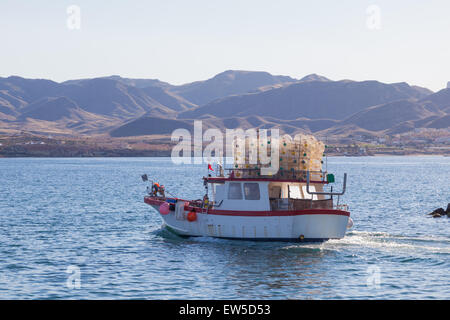 Bateau de pêche de partir à la mer méditerranée Banque D'Images