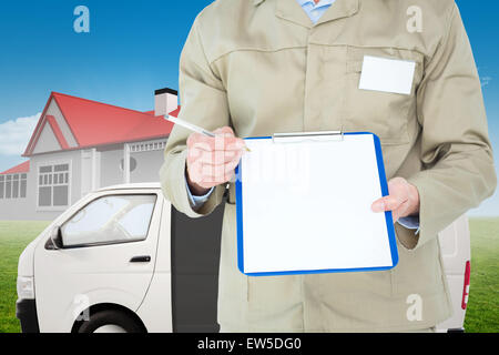 Image composite de l'homme livraison montrant le papier blanc sur le presse-papiers Banque D'Images