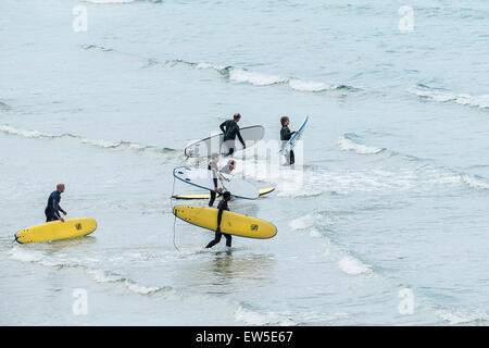 Les vacanciers apprendre à surfer sur la plage de Fistral à Cornwall. Banque D'Images