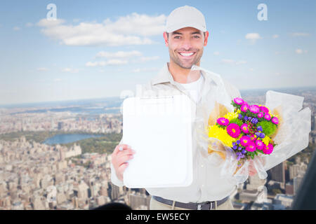 Image composite de l'homme livraison de fleurs montrant le presse-papiers Banque D'Images