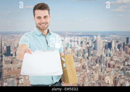 Image composite de l'homme livraison avec signature pour les presse-papiers donnant paquet Banque D'Images