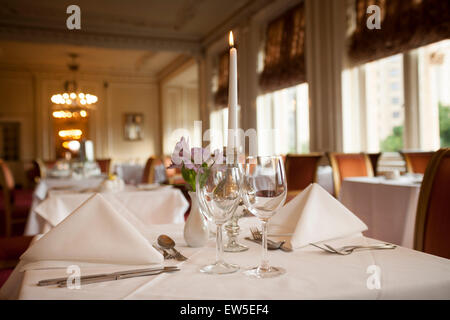 Réglage de la table dans un restaurant de l'hôtel Banque D'Images