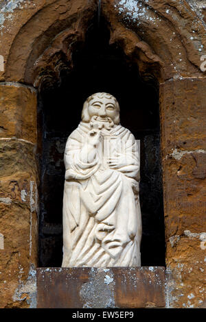 Statue de St Andrew sur le sud de la porte de l'Eglise de Saint-André, Harlestone, Northamptonshire, England, UK Banque D'Images