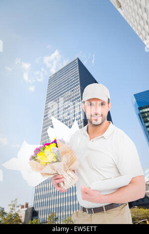 Image composite de l'homme livraison de fleurs montrant le presse-papiers Banque D'Images