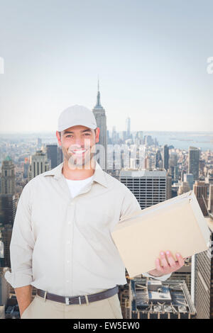 Livraison de l'homme avec boîte en carton sur fond blanc Banque D'Images