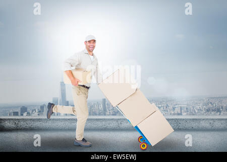 Libre de l'homme livraison avec chariot de boîtes d'exécution sur fond blanc Banque D'Images