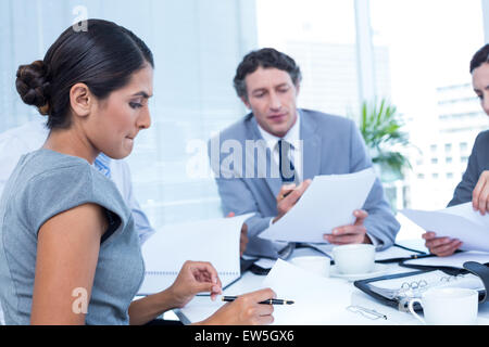 Travailler ensemble de l'équipe entreprises concentré Banque D'Images