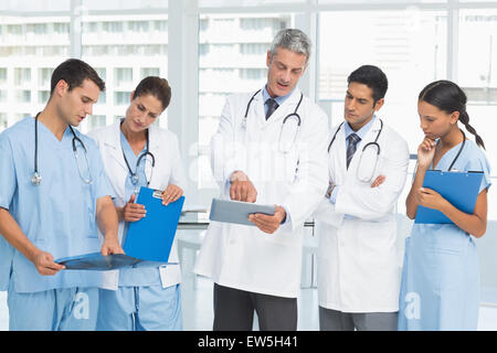 Portrait of confident doctors with arms crossed Banque D'Images