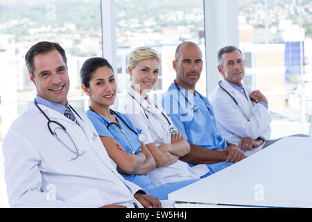 Équipe de médecins à la réunion au cours de l'appareil photo à Banque D'Images