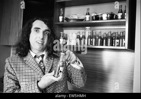 Tiny Tim (né Herbert Khaury ; 12 avril, 1932 - 30 novembre 1996) était un chanteur, joueur de ukulélé, et archiviste de l'ensemble. Il a été le plus célèbre pour son interprétation de 'Tiptoe Through the tulips' chanté dans une voix de fausset haut/vibrato. (Pictu Banque D'Images