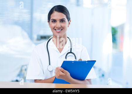 Beautiful smiling doctor looking at camera Banque D'Images