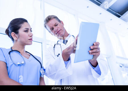 Infirmière et médecin looking at tablet pc Banque D'Images