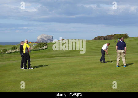 Les golfeurs terminer un match le 17e vert, Glen Golf Course, North Berwick Banque D'Images