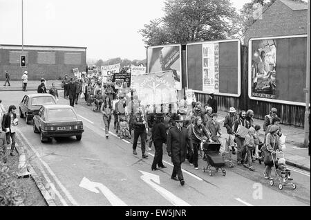 Les marcheurs de la paix CND vu ici démarrant à partir de Hearsall 26 mai 1984 commun était de réduire à Coventry le chaos comme des dizaines de milliers de marcheurs ont pris part à l'interdiction de la bombe-rallye. Des manifestants anti-nucléaires de tous les coins du pays sont arrivés dans la ville le 26 mai Banque D'Images