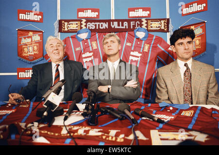 Brian peu est dévoilé comme le nouveau manager d'Aston Villa. Il est photographié avec Doug Ellis (à gauche) et son assistant à Leicester, John Gregory. 25 novembre 1994. Banque D'Images