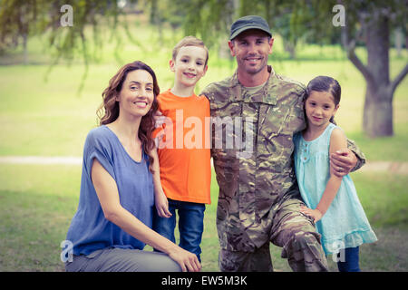 Beau soldat réunis avec la famille Banque D'Images