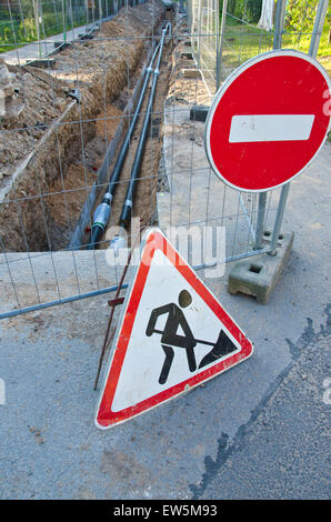 Nouveau système de chauffage des canalisations en tranchée et la signalisation routière sur la rue Banque D'Images