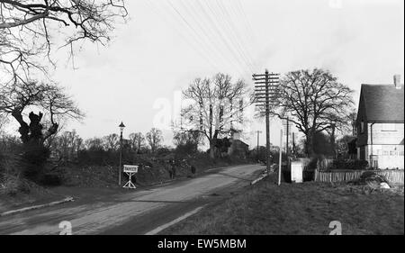 Les travaux de voirie sur l'approche de l'étang Ickenham et pompe, Londres. Vers 1930 Banque D'Images