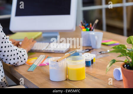 Femme d'occasionnels de taper au clavier Banque D'Images