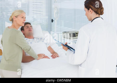 Médecin parlant avec ses patients mère Banque D'Images