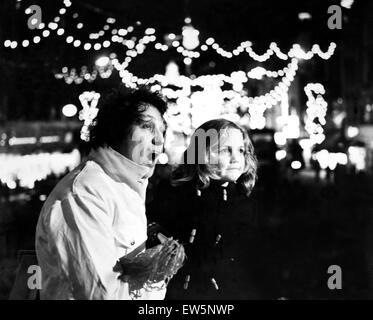 Noël arrive en avance à Liverpool. La joie de Noël dans le visage de 6 ans Paula Clee de Toxteth. Comme elle ressemble à l'Église des lumières de rue avec Ken Dodd après qu'il a allumé le Christmas Spectacular. 28 novembre 1969. Banque D'Images