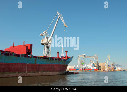 Chantier naval de Gdynia, Pologne. Grues travaillant dans le port. Banque D'Images