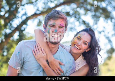 Happy friends couvert de peinture poudre Banque D'Images