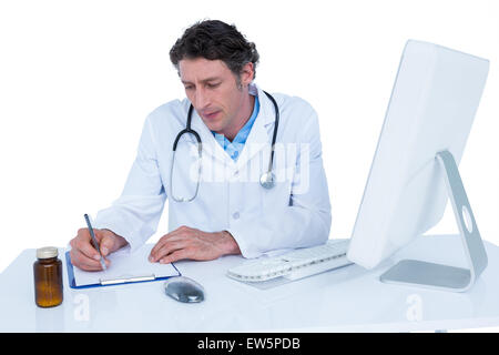 Médecin écrit sur un PC portable. Banque D'Images