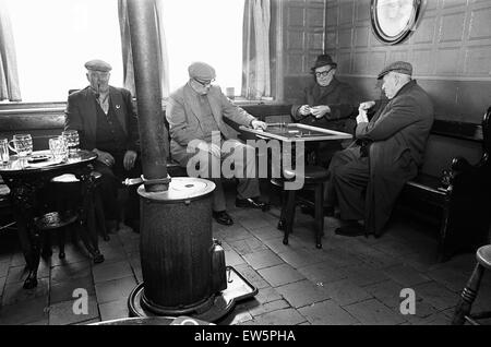 Groupe d'hommes jouer aux dominos dans les druides Head Inn dans Coseley, une banlieue au nord de l'Dudley, le Pays Noir, une région des West Midlands, en Angleterre, en Amérique du nord et l'ouest de Birmingham. 25 mai 1968. Banque D'Images
