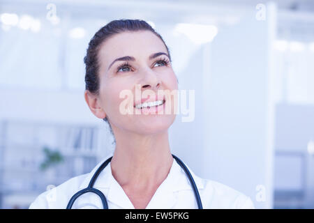Smiling doctor looking up Banque D'Images