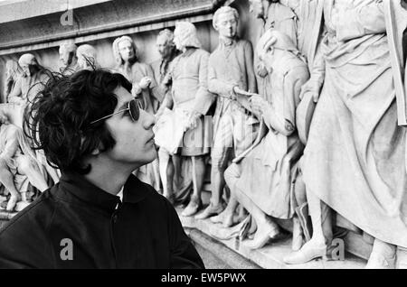 Les jeunes pop stars se sont réunis à l'Albert Memorial de Londres pour un pain et d'eau le déjeuner d'attirer l'attention sur les sites des Oxfam appel de Noël. Sur la photo, Cat Stevens à la frise à l'encerclant le podium de l'Albert Memorial. 8 décembre 1966. Banque D'Images