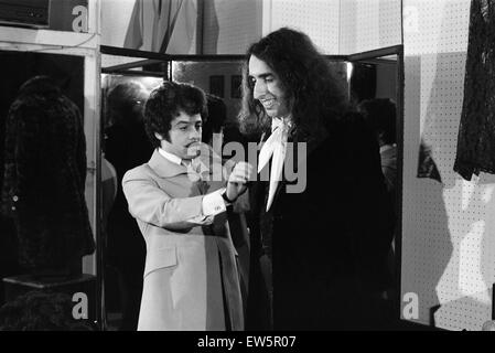 Tiny Tim (né Herbert Khaury ; 12 avril, 1932 - 30 novembre 1996) était un chanteur, joueur de ukulélé, et archiviste de l'ensemble. Il a été le plus célèbre pour son interprétation de 'Tiptoe Through the tulips' chanté dans une voix de fausset haut/vibrato. (Pictu Banque D'Images