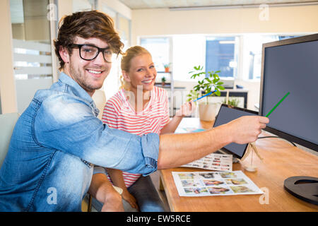 Les concepteurs professionnels travaillant sur des photos Banque D'Images