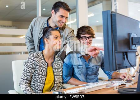 Les concepteurs professionnels travaillant sur des photos Banque D'Images